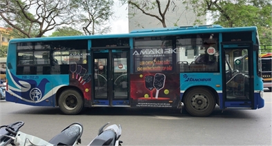 Quảng cáo trên sườn xe bus HN cho thương hiệu Amakirk